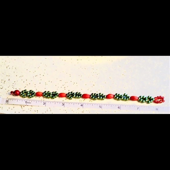 Red and green glass bead bracelet - Picture 4 of 5
